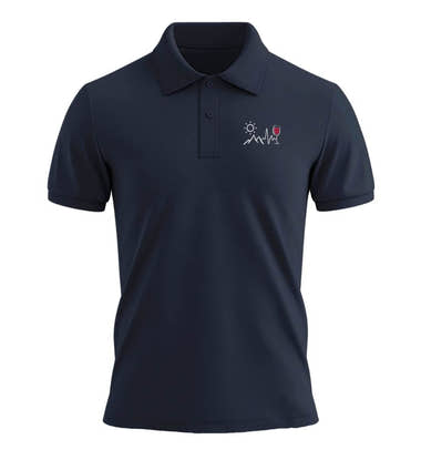 Piqué Poloshirt Bio „Wein Berg Herzschlag“ in Dunkelblau (French Navy) – Produktbild (240 g/m² Bio-Piqué mit Stick) von Rad&Rucksack
