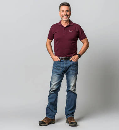 Outdoor Poloshirt mit Stick „Wein Berg Herzschlag“ – Modelbild (240 g/m² Bio-Piqué mit Stick) von Rad&Rucksack