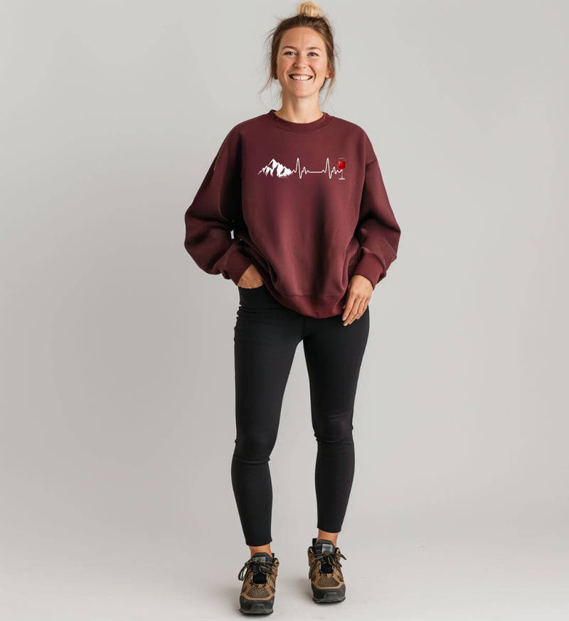Wein Berg Herzschlag | Unisex Organic Pullover von Rad&Rucksack - am Model präsentiert