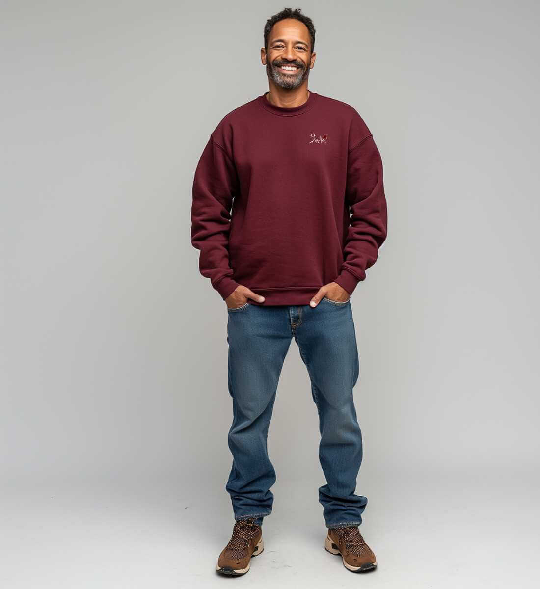 Wein Berg Herzschlag | Unisex Organic Pullover von Rad&Rucksack - am Model präsentiert