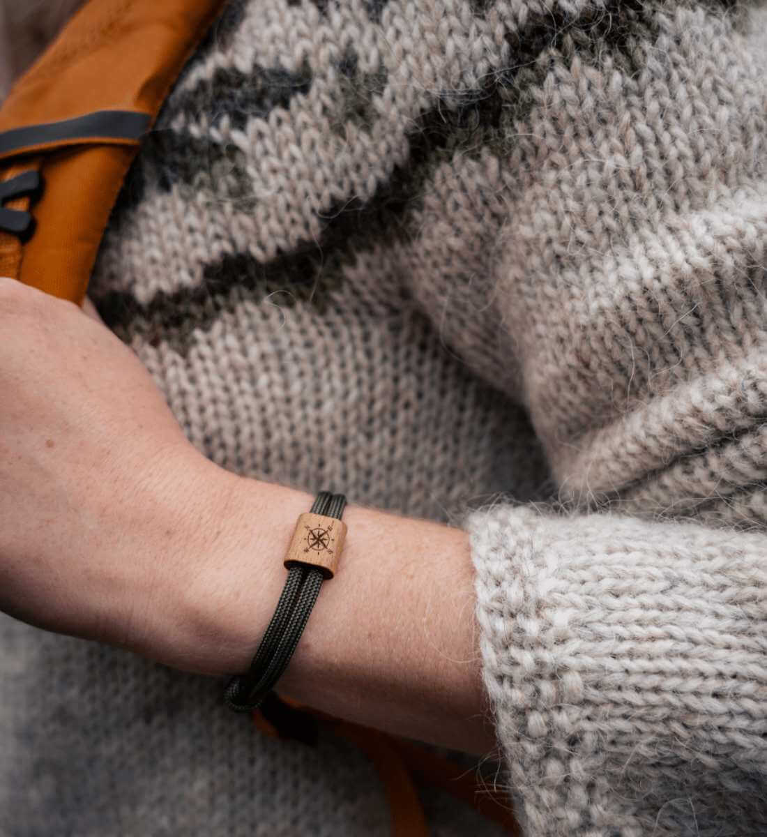 Windrose | Nussholz Paracord Armband von Rad&Rucksack - Detailansicht