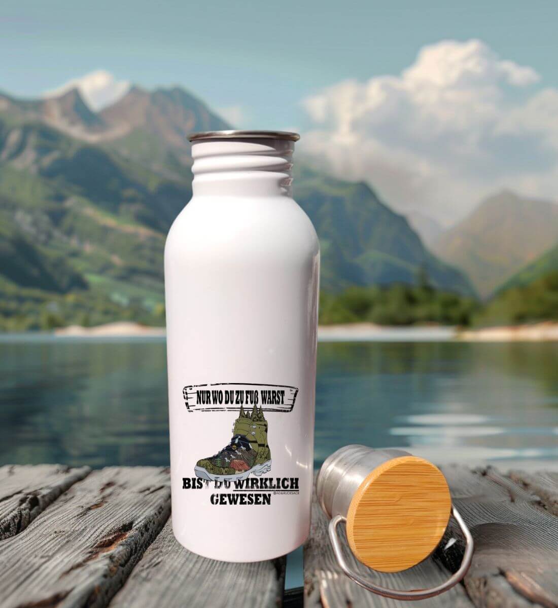 Zu Fuß warst | Edelstahl Trinkflasche von Rad&Rucksack - am Model präsentiert